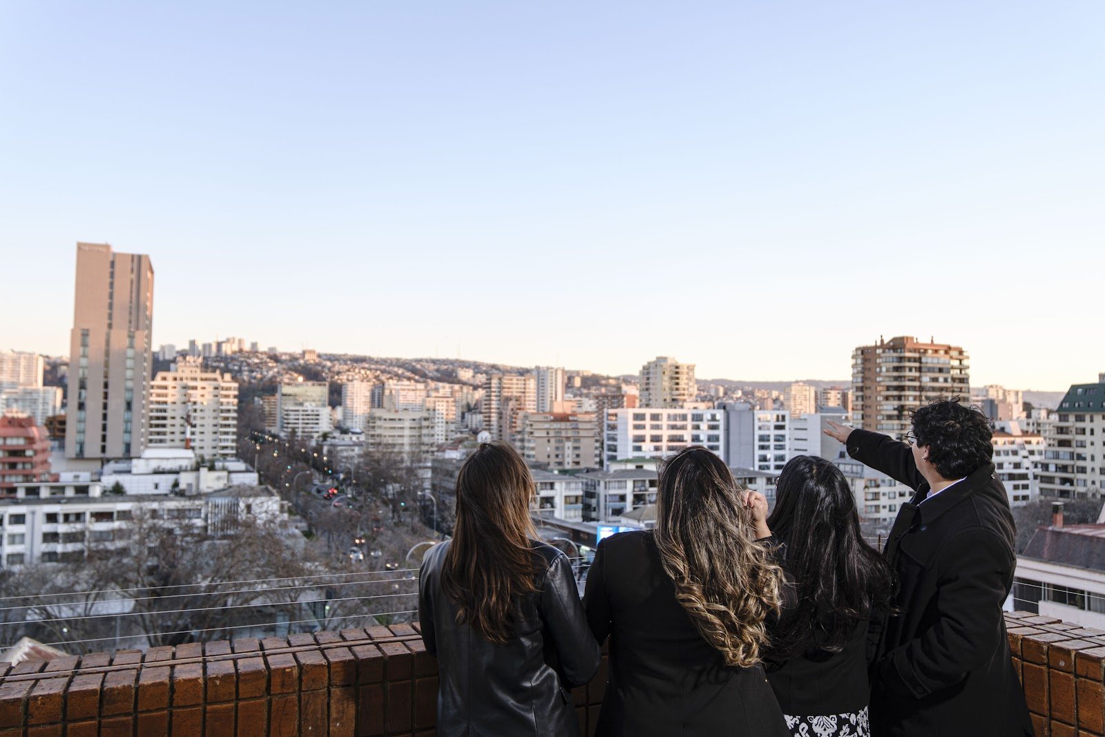 Equipo de Estudio Veragua Abogadas mirando Viña del Mar desde su oficina en Avenida Libertad