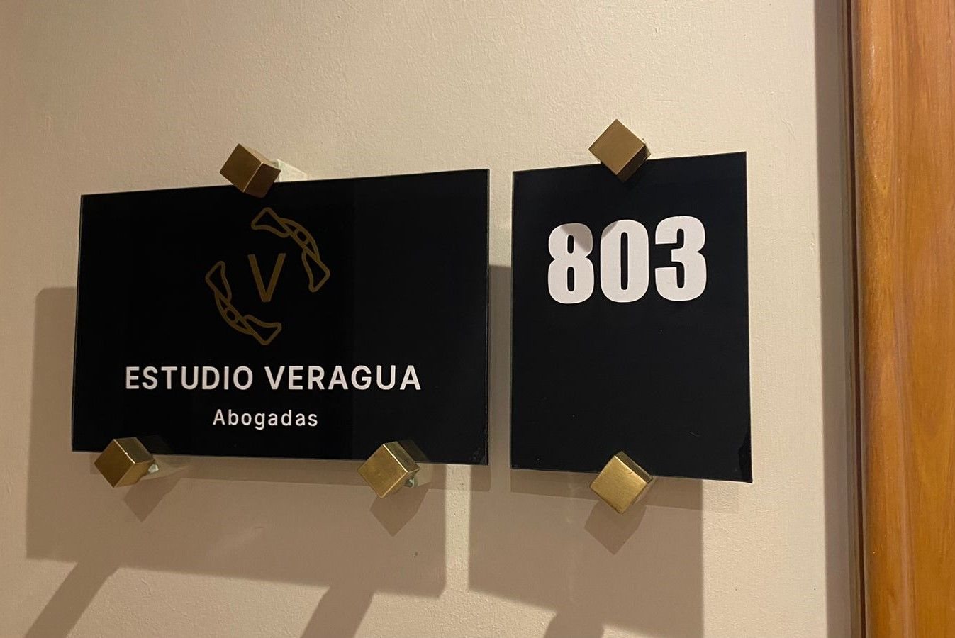 Placa de acceso a la oficina 803 de Estudio Veragua Abogadas en Viña del Mar