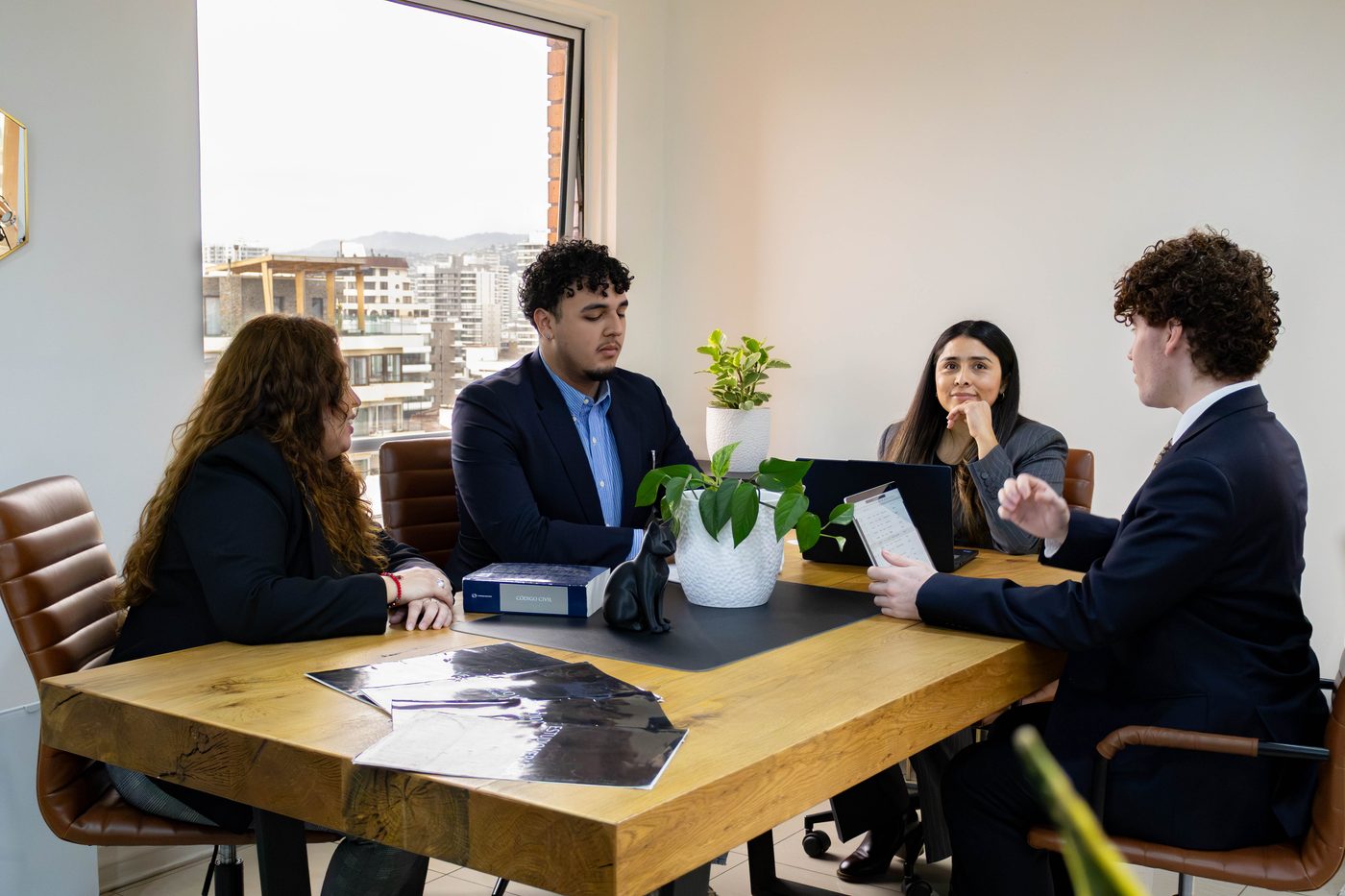 Escritorio de trabajo del Estudio Veragua Abogadas con documentos jurídicos