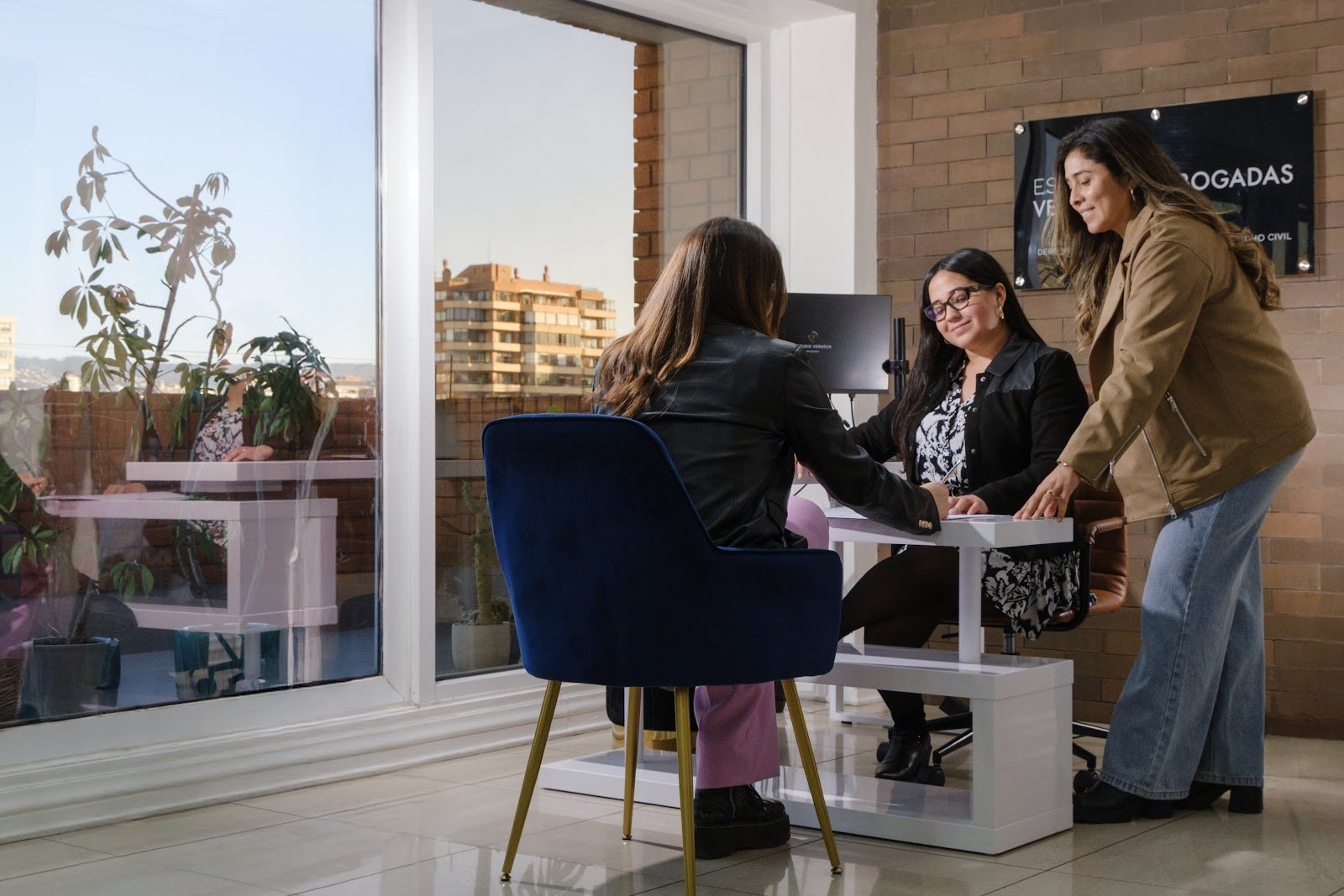 Las abogadas de Estudio Veragua en reunión con una clienta en su oficina de Viña del Mar