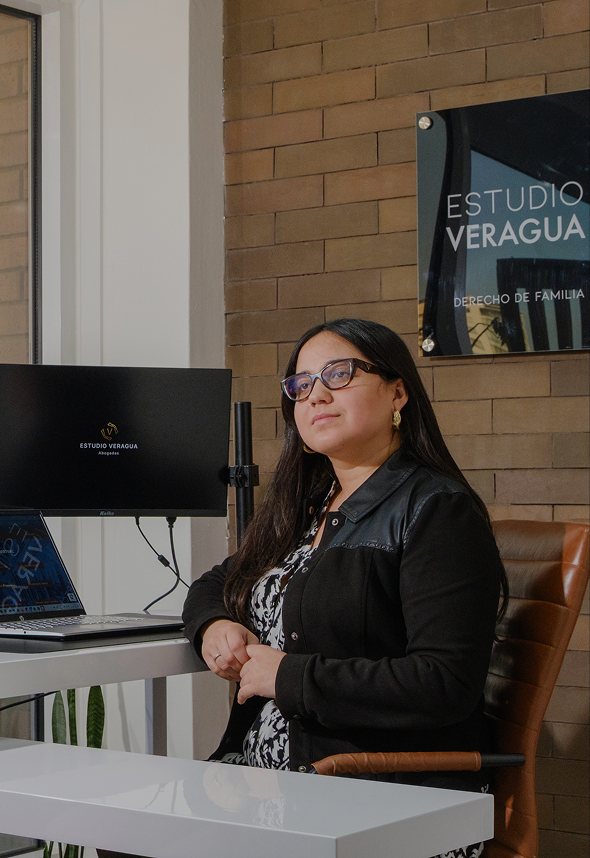 Valentina Espinoza Labrín trabajando en la oficina del Estudio Veragua Abogadas