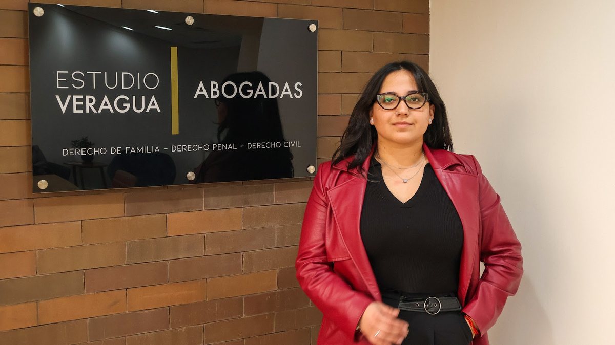 Valentina Espinoza Labrín, abogada socia de Estudio Veragua, junto a la placa del estudio en Viña del Mar